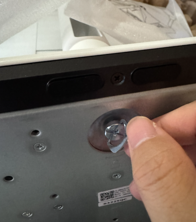 スタンドの台座を取り付けている写真